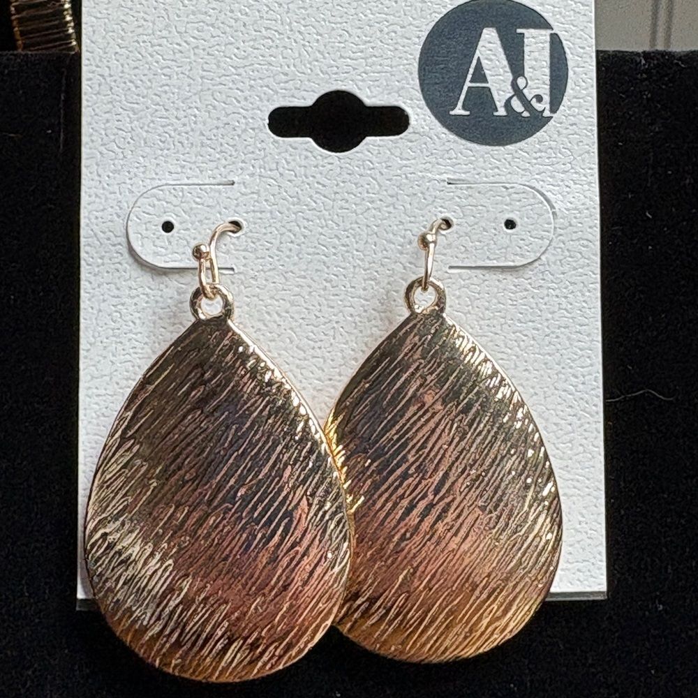 BOGO💥 Gold Textured Dangle Earrings